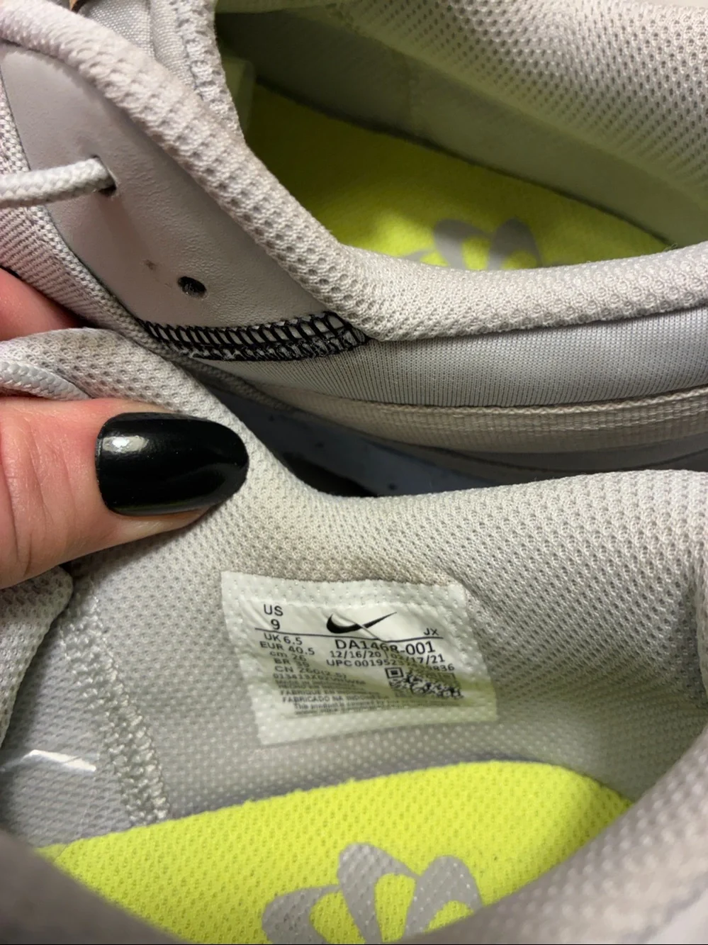 EUC Nike Beige Remica  Sneakers with Black Swoosh Women’s 9 W